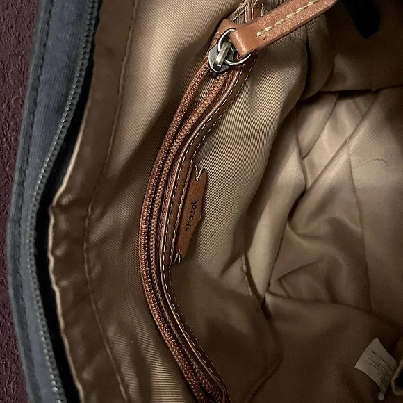 Navy embossed leather backpack. Distressed look. - Picture 4 of 5